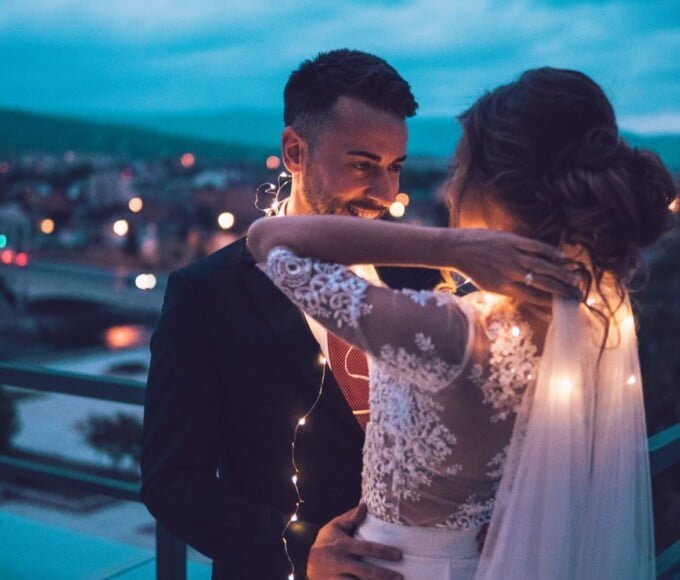 couple de jeunes maries complices a la nuit tombee