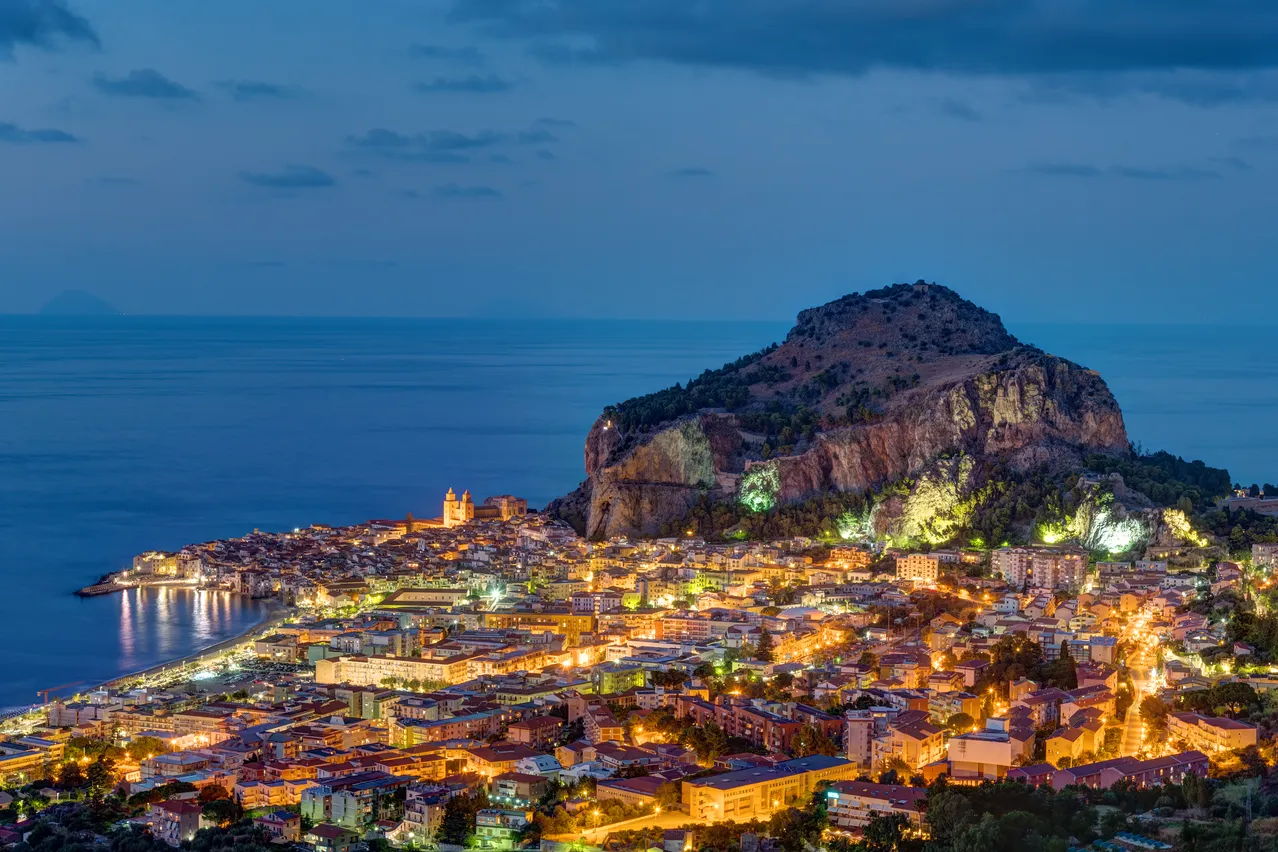 photo de la sicile de nuit