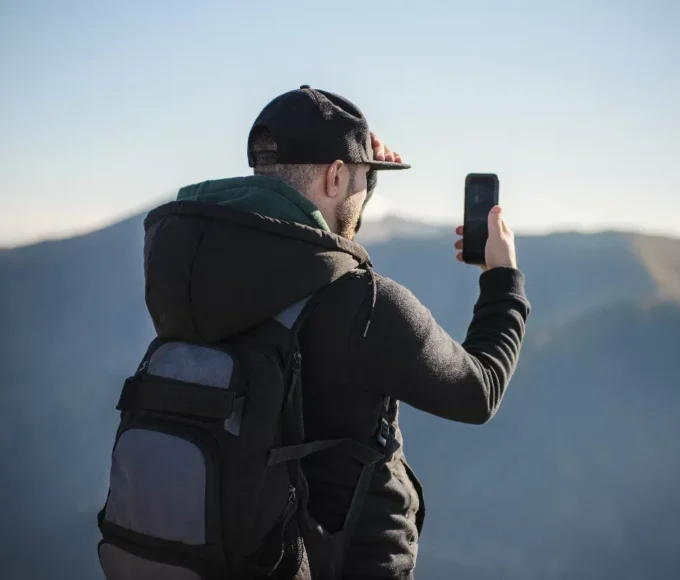 decouvrez-comment-rester-connecte-a-moindre-cout-lors-de-vos-voyages-a-letranger
