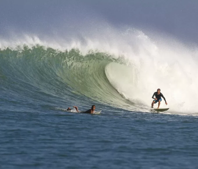 les-8-meilleurs-spots-de-surf-pour-les-passionnes-de-vagues