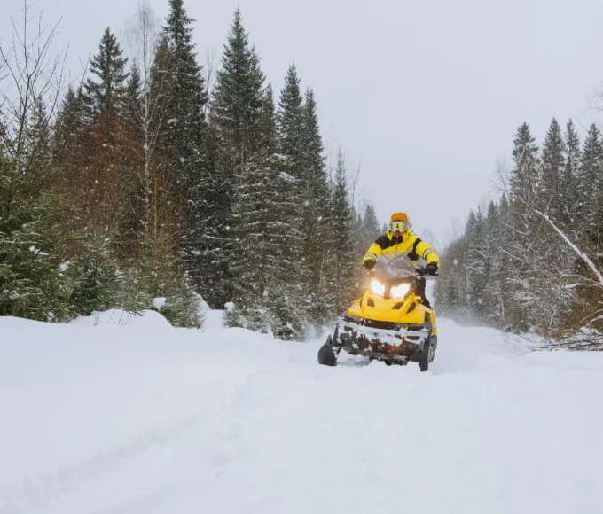 aventure-en-motoneige-en-laponie-finlandaise-glisse-a-travers-les-etendues-enneigees-du-grand-nord