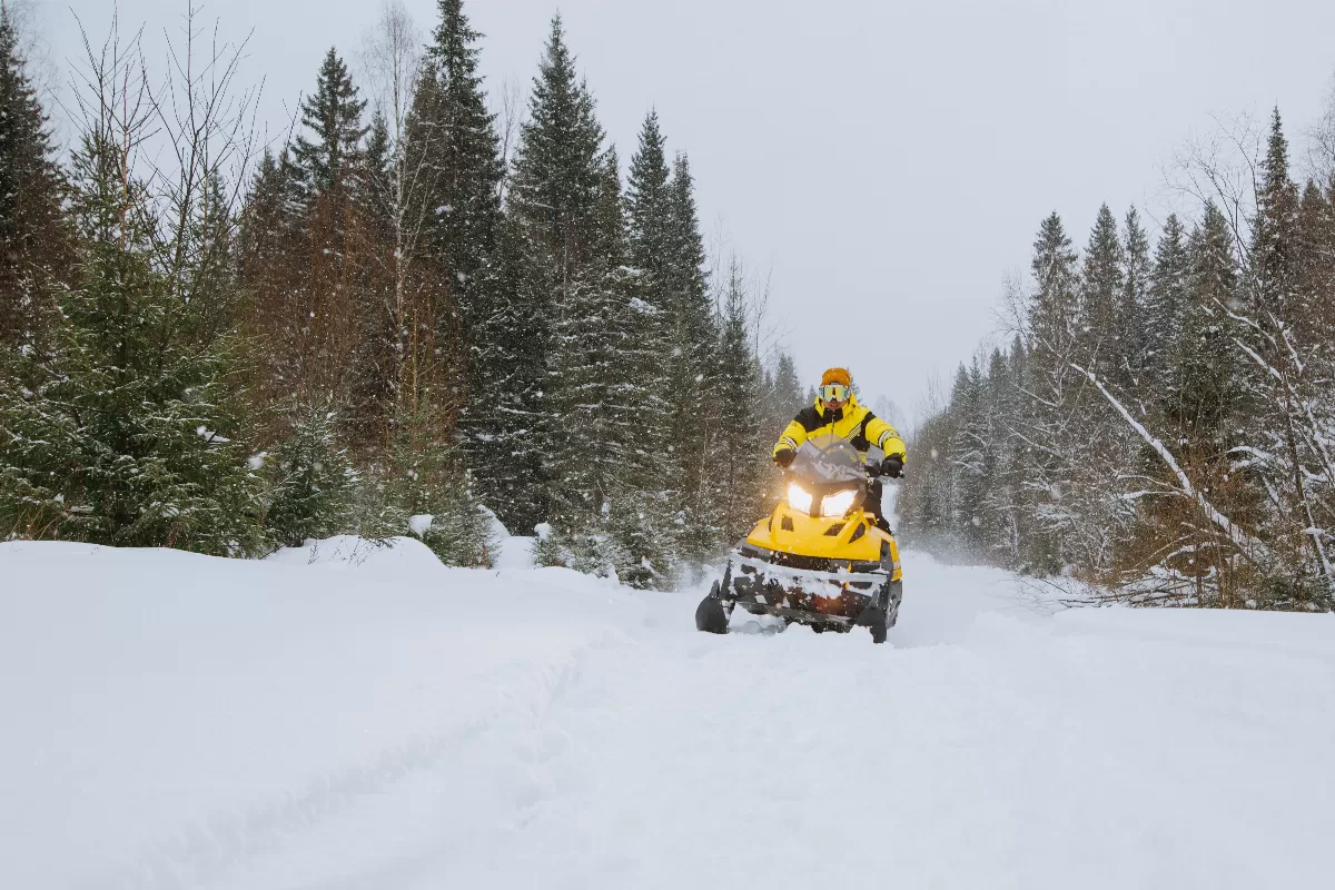 aventure-en-motoneige-en-laponie-finlandaise-glisse-a-travers-les-etendues-enneigees-du-grand-nord