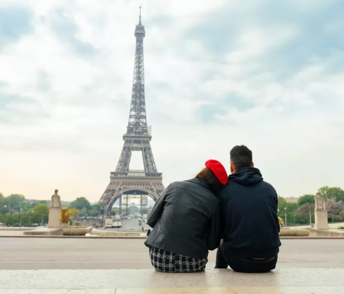 escapade-romantique-a-paris-balade-en-amoureux-le-long-de-la-seine-et-diner-dans-un-bistro-chic