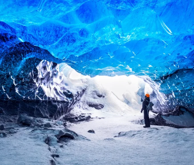 exploration-des-grottes-de-glace-en-islande-aventure-souterraine-au-coeur-des-glaciers