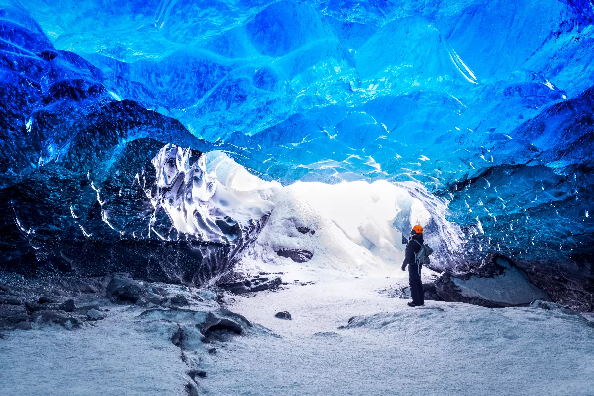 exploration-des-grottes-de-glace-en-islande-aventure-souterraine-au-coeur-des-glaciers