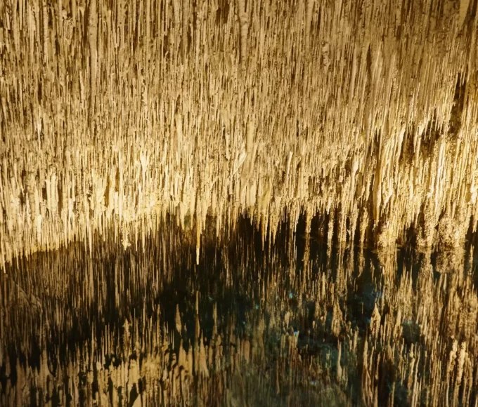 exploration-des-grottes-de-stalactites-en-nouvelle-zelande-une-aventure-a-couper-le-souffle