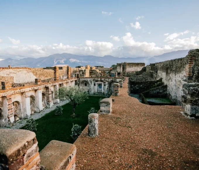 exploration-des-ruines-de-pompei-au-lever-du-soleil-italie