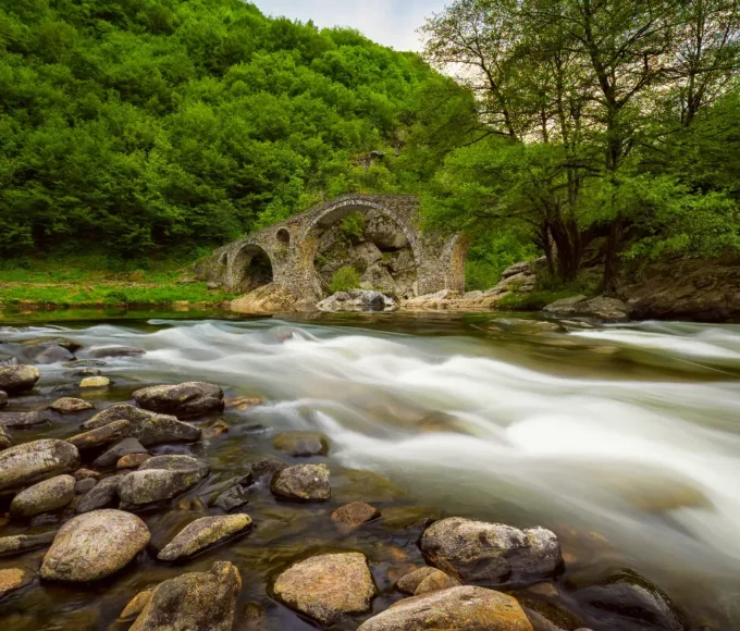 le-pont-du-diable-la-legende-derriere-cette-construction-etonnante