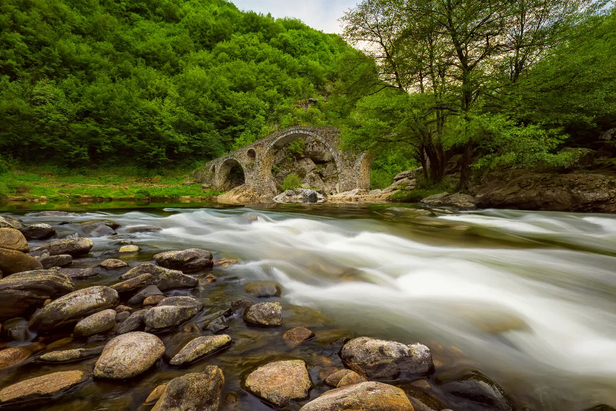 le-pont-du-diable-la-legende-derriere-cette-construction-etonnante