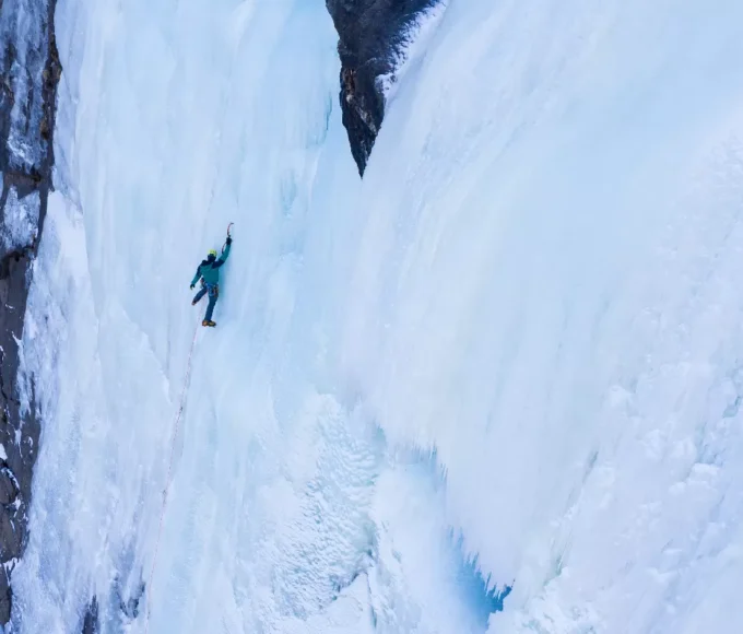 les-plus-spectaculaires-cascades-gelees-en-hiver