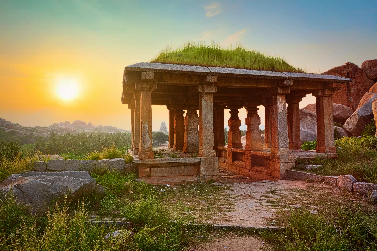 les-ruines-antiques-au-milieu-des-paysages-naturels-decouvertes-et-conseils-pour-un-voyage-inoubliable