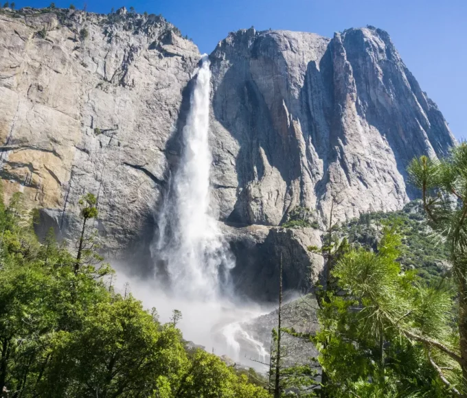 randonnee-dans-le-parc-national-de-yosemite-en-californie-decouverte-des-cascades-majestueuses-et-des-sequoias-geants