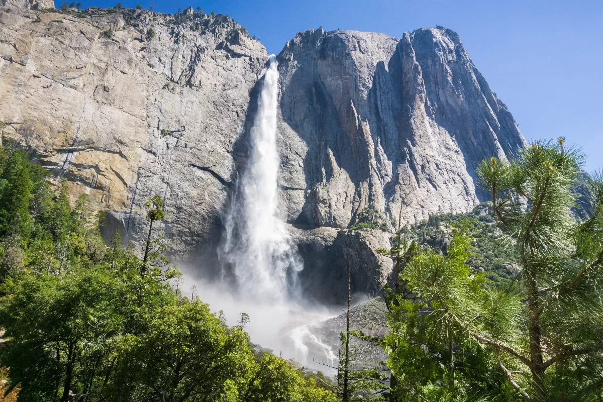 randonnee-dans-le-parc-national-de-yosemite-en-californie-decouverte-des-cascades-majestueuses-et-des-sequoias-geants
