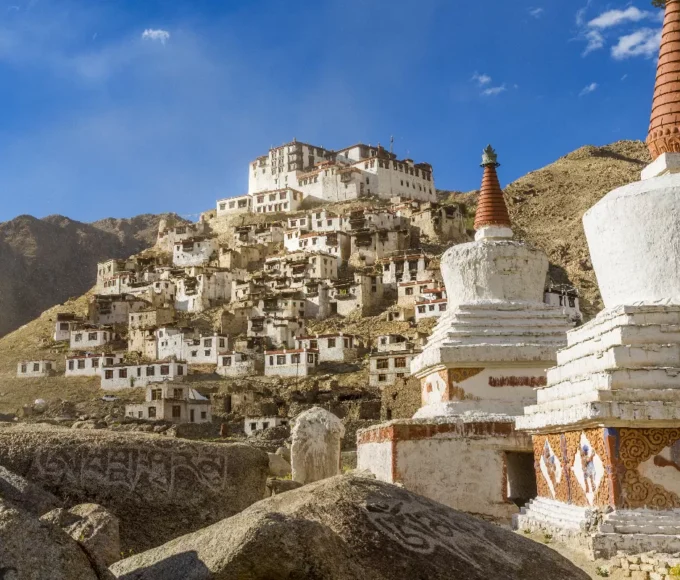 sejour-dans-un-monastere-bouddhiste-au-nepal-retraite-spirituelle-dans-les-montagnes-de-lhimalaya