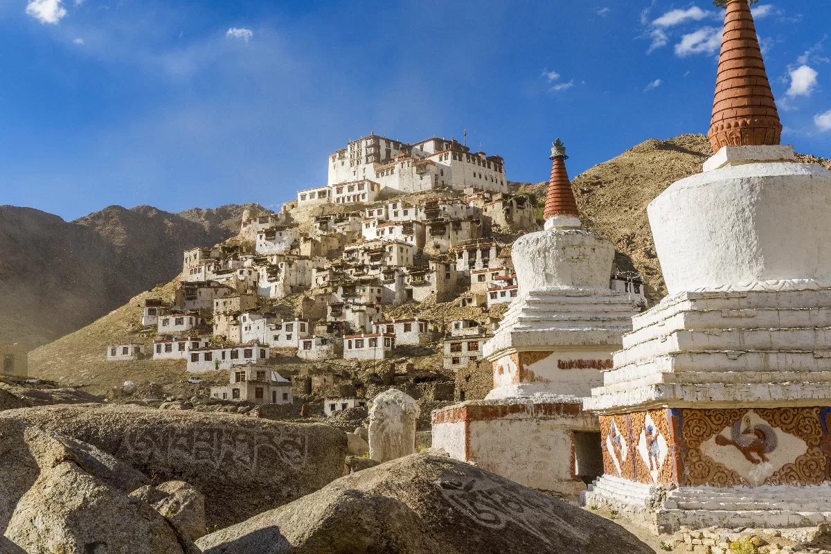 sejour-dans-un-monastere-bouddhiste-au-nepal-retraite-spirituelle-dans-les-montagnes-de-lhimalaya