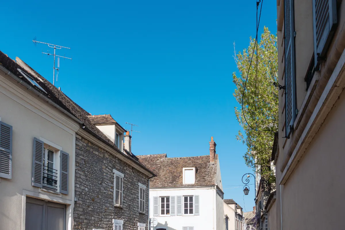 a-seulement-55-km-de-paris-decouvrez-ce-village-charmant-pour-une-escapade-inoubliable-milly-la-foret