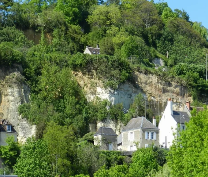 avec-ses-277-habitants-un-chateau-hante-et-des-maisons-troglodytes-decouvrez-ce-village-qui-a-tout-pour-vous-surprendre