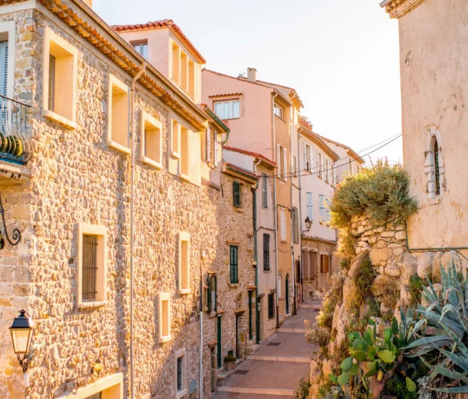 avec-son-charme-medieval-cette-cite-de-provence-alpes-cote-dazur-surnommee-la-petite-soeur-de-sisteron-vaut-absolument-une-visite