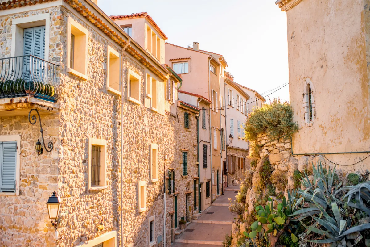 avec-son-charme-medieval-cette-cite-de-provence-alpes-cote-dazur-surnommee-la-petite-soeur-de-sisteron-vaut-absolument-une-visite