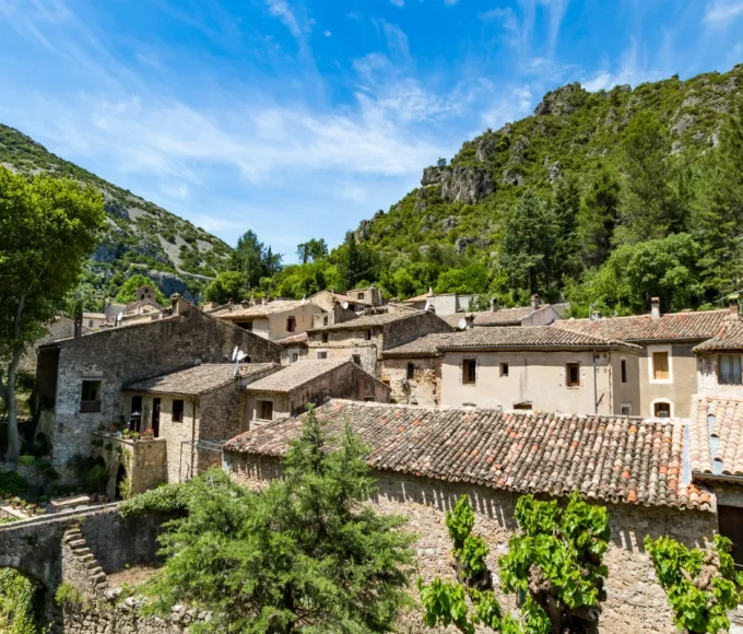 ce-joyau-meconnu-du-sud-de-la-france-avec-sa-cascade-de-32-metres-son-village-classe-et-ses-gorges-spectaculaires-est-une-etape-incontournable