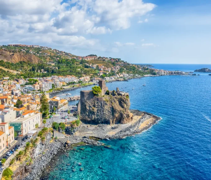 ce-petit-village-de-sicile-entre-eaux-turquoise-et-maisons-pittoresques-offre-des-paysages-a-couper-le-souffle