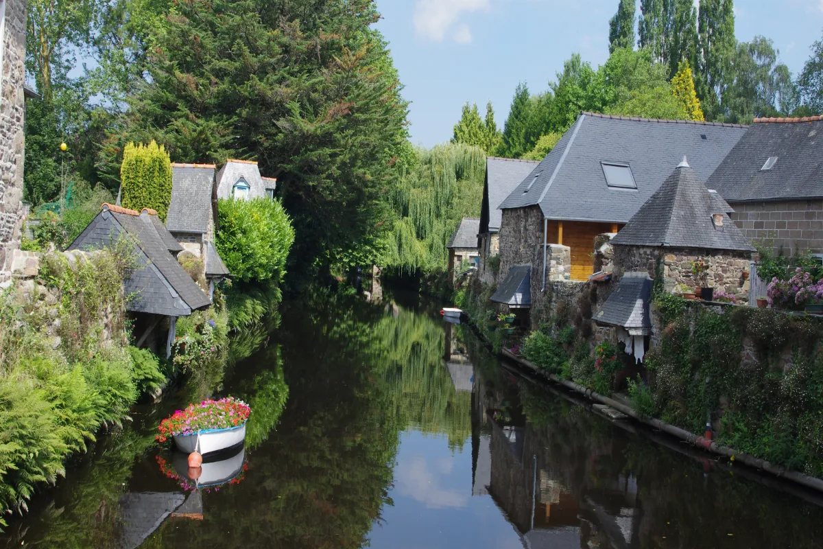 ce-tresor-cache-de-bretagne-est-un-village-ou-traditions-maritimes-et-legendes-sentremelent