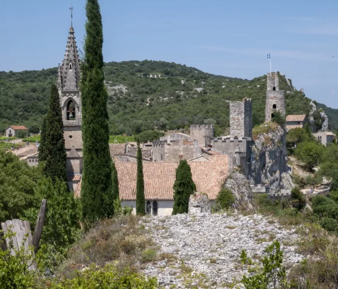 ce-village-du-gard-perche-sur-une-falaise-est-lun-des-tresors-pittoresques-de-france