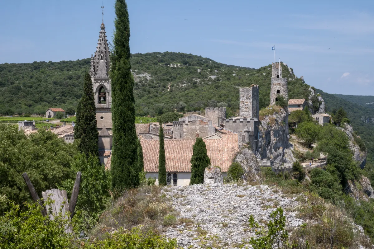 ce-village-du-gard-perche-sur-une-falaise-est-lun-des-tresors-pittoresques-de-france