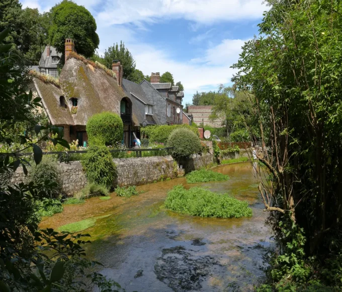 ce-village-fleuri-de-normandie-ou-serpente-le-plus-petit-fleuve-de-france-est-elu-plus-beau-village-de-france