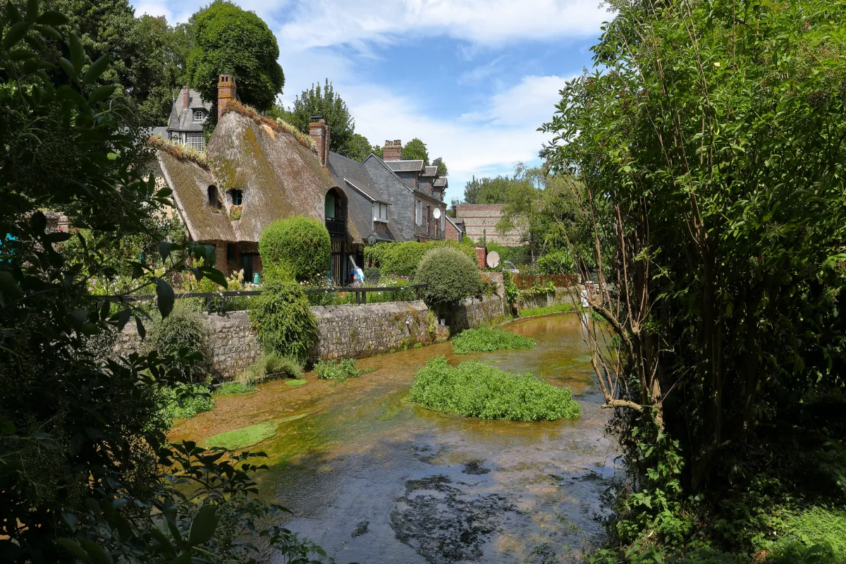 ce-village-fleuri-de-normandie-ou-serpente-le-plus-petit-fleuve-de-france-est-elu-plus-beau-village-de-france
