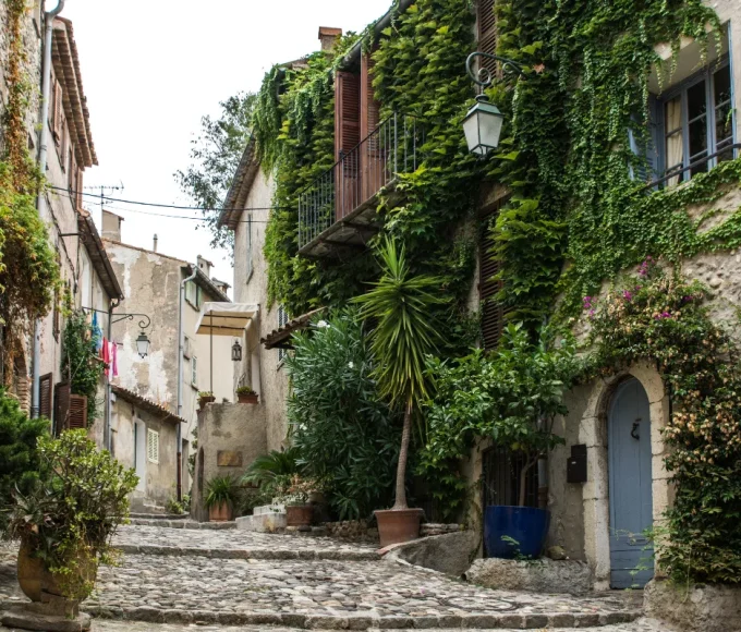 ce-village-medieval-du-sud-de-la-france-seduit-par-ses-jolies-rues-colorees-cagnes-sur-mer
