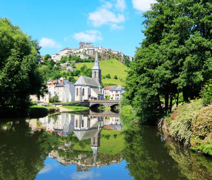 ce-village-reconnu-comme-une-perle-rare-du-cantal-est-a-decouvrir-absolument