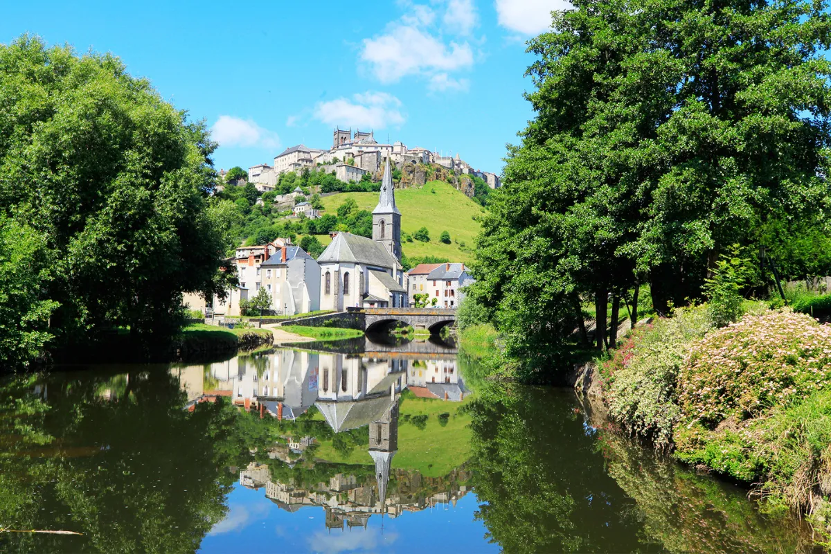 ce-village-reconnu-comme-une-perle-rare-du-cantal-est-a-decouvrir-absolument