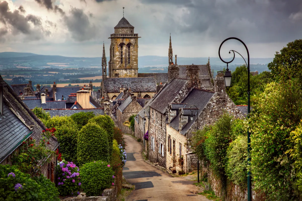 cette-cite-medievale-meconnue-de-bretagne-est-lunique-village-du-finistere-a-obtenir-le-label-plus-beau-village-de-france