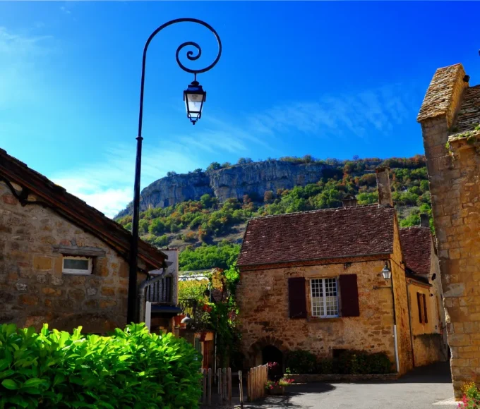 considere-comme-le-petit-versailles-doccitanie-ce-village-est-un-des-joyaux-de-france-autoire