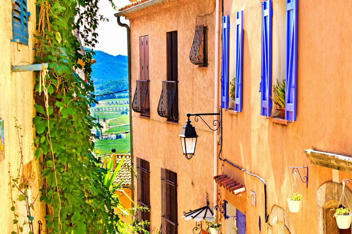 decouvrez-ce-village-du-var-en-provence-alpes-cote-dazur-vins-de-bandol-vues-spectaculaires-et-riche-patrimoine-provencal