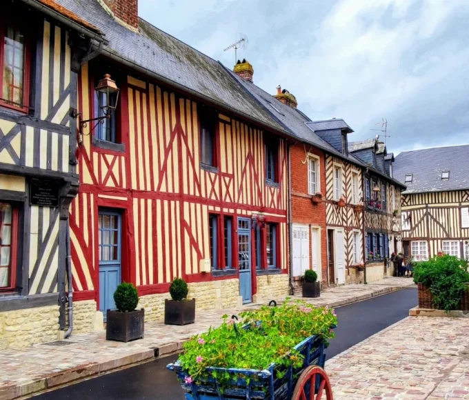 decouvrez-ce-village-normand-oublie-ou-le-temps-semble-setre-arrete-dans-un-ecrin-de-charme