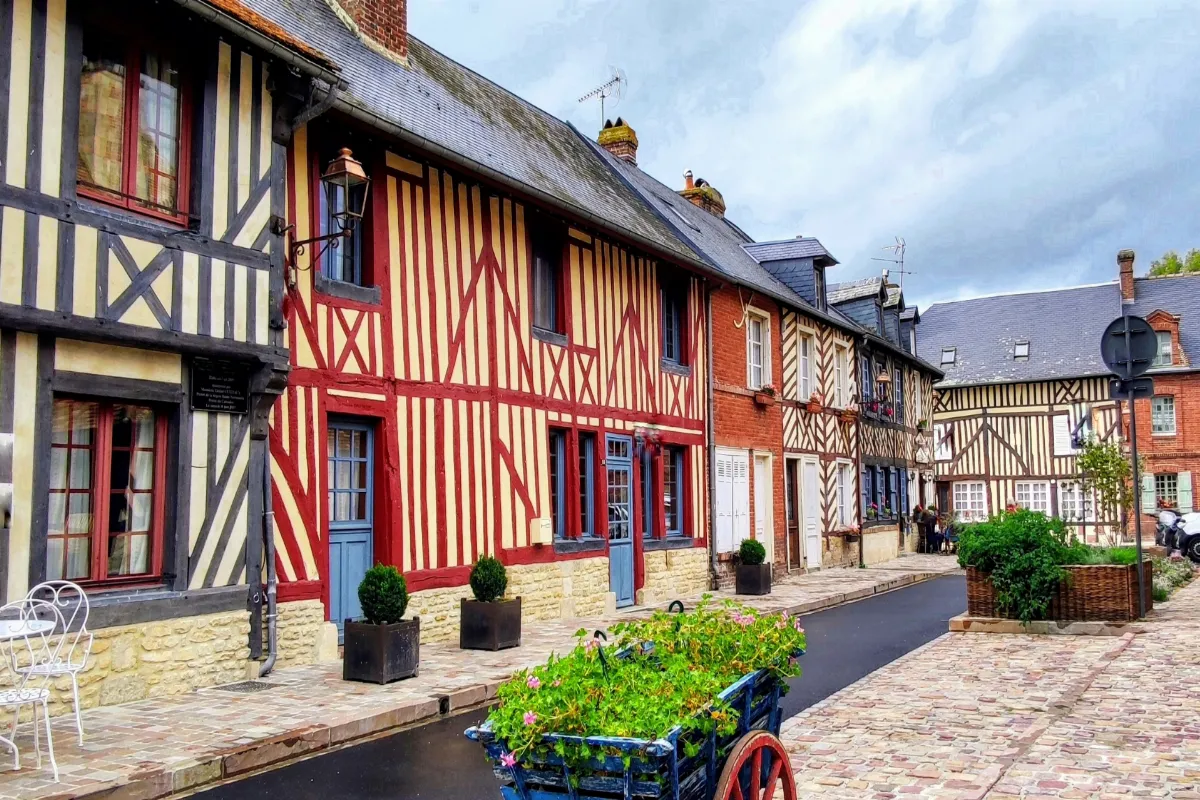 decouvrez-ce-village-normand-oublie-ou-le-temps-semble-setre-arrete-dans-un-ecrin-de-charme