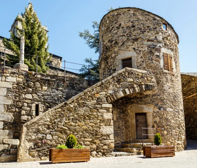 decouvrez-pourquoi-ce-village-espagnol-est-curieusement-situe-en-plein-coeur-de-la-france-llivia