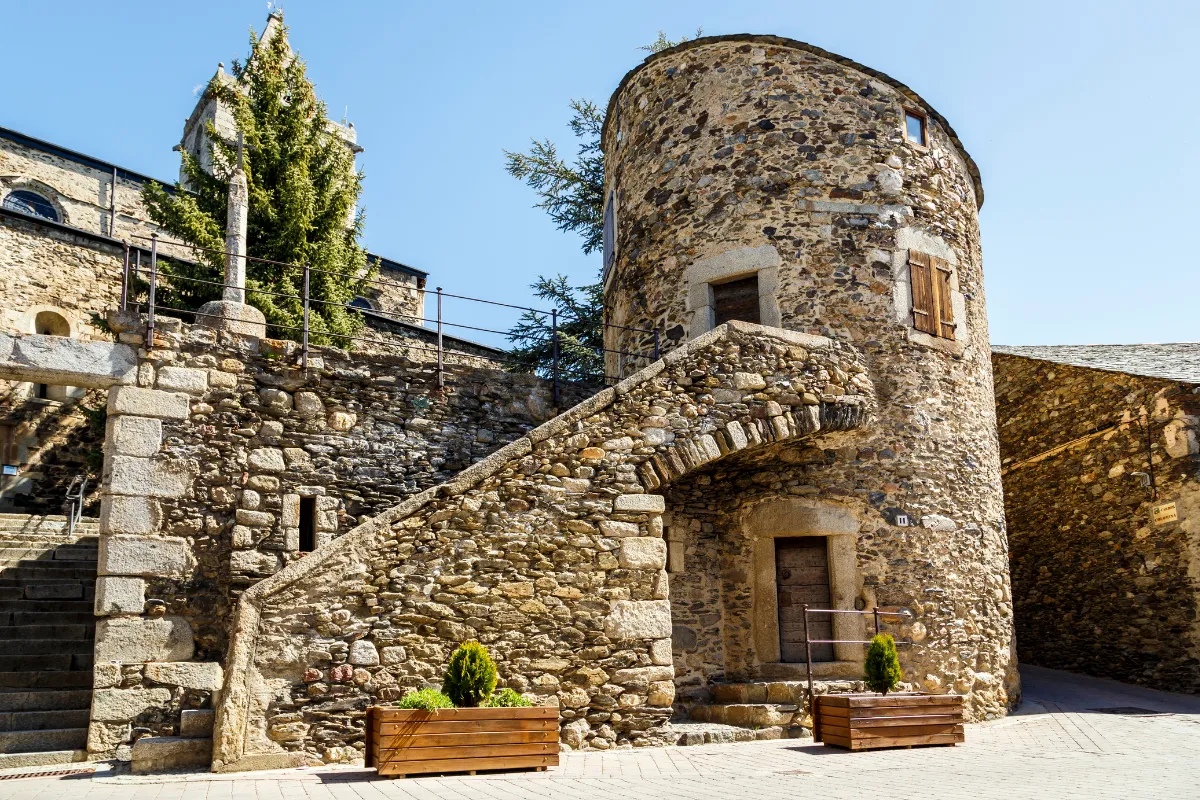 decouvrez-pourquoi-ce-village-espagnol-est-curieusement-situe-en-plein-coeur-de-la-france-llivia