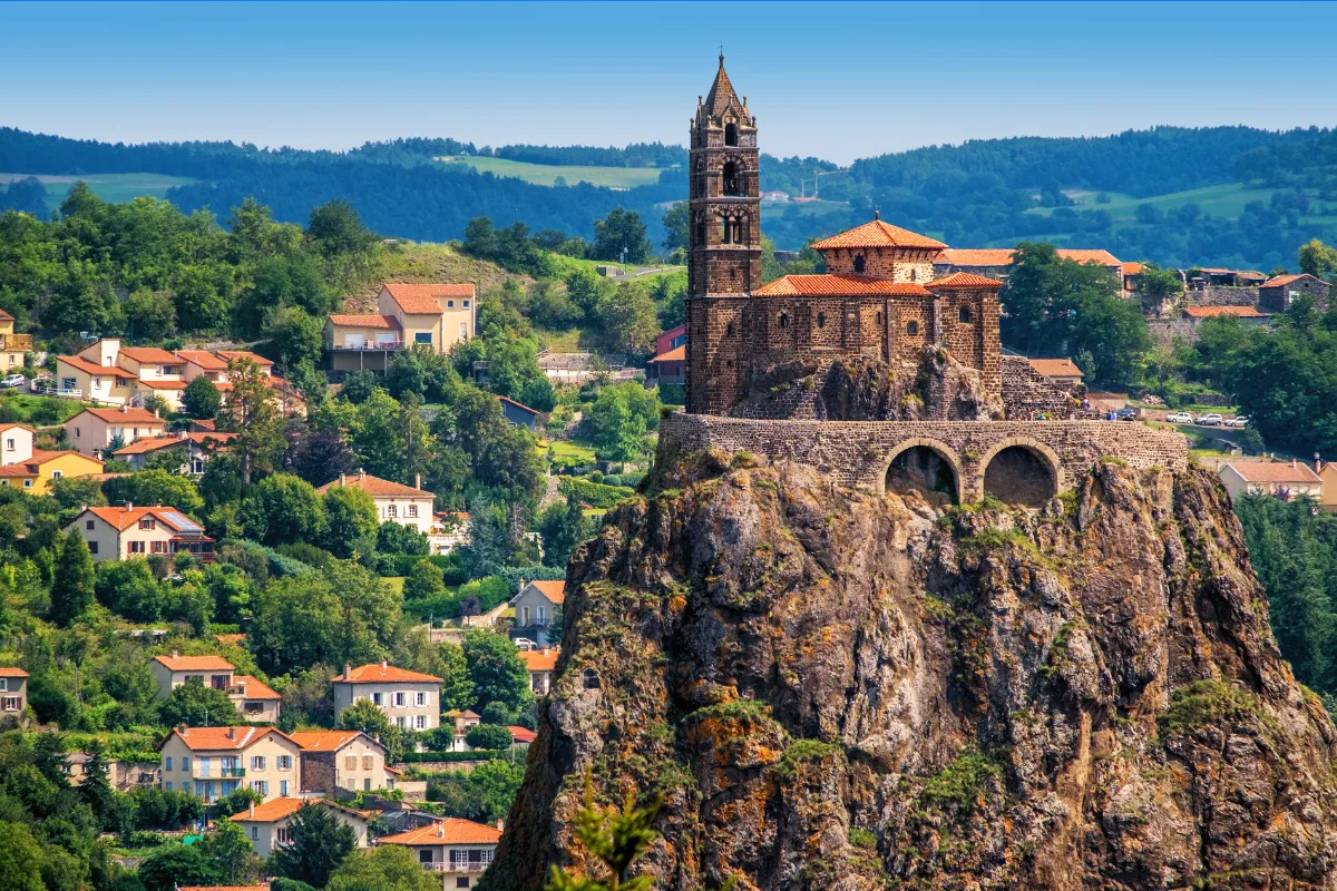 erigee-sur-un-piton-volcanique-cette-chapelle-mystique-en-france-vous-donnera-le-vertige-avec-ses-secrets-enfouis