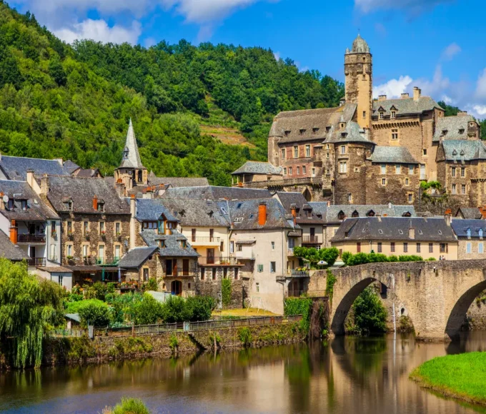 etape-incontournable-vers-compostelle-ce-village-parmi-les-plus-beaux-de-france-va-vous-emerveiller