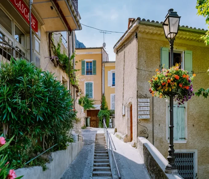 niche-entre-ciel-et-terre-ce-village-proche-des-gorges-du-verdon-est-une-perle-rare-classee-parmi-les-plus-beaux-villages-de-france
