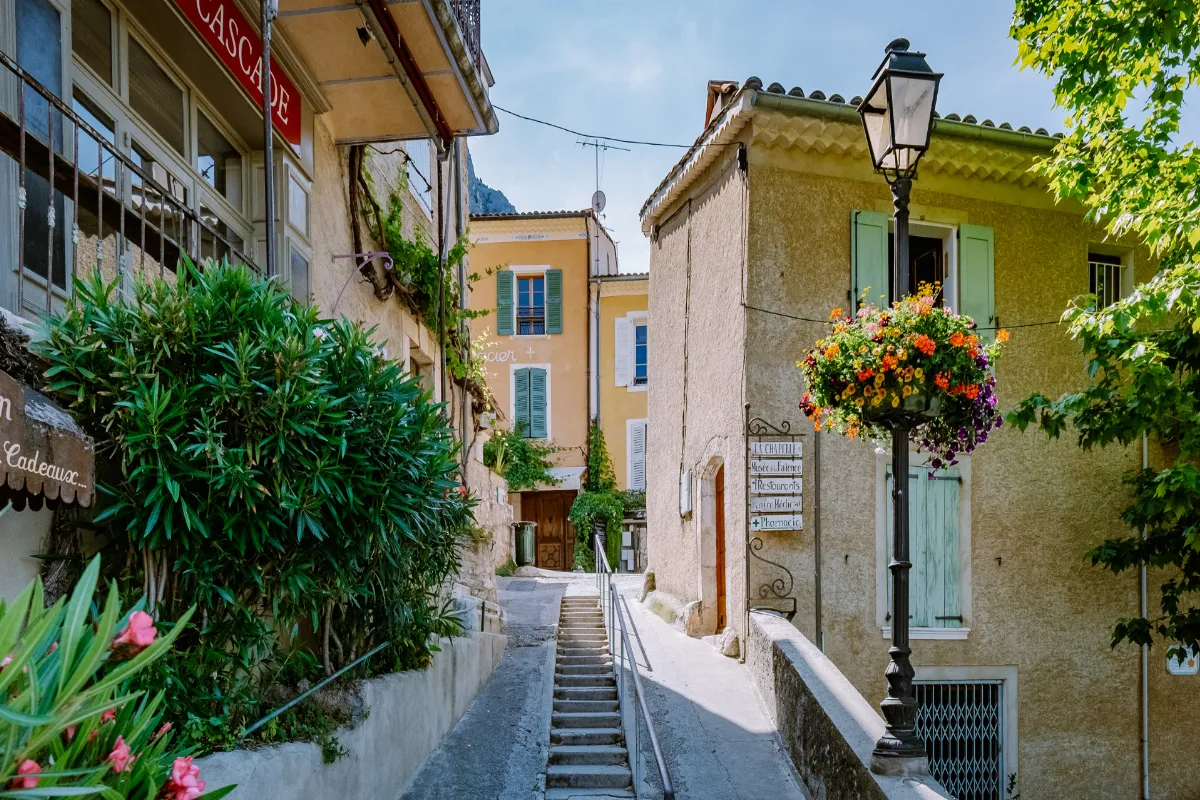 niche-entre-ciel-et-terre-ce-village-proche-des-gorges-du-verdon-est-une-perle-rare-classee-parmi-les-plus-beaux-villages-de-france