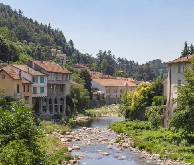 nichee-en-ardeche-cette-ville-est-classee-parmi-les-plus-beaux-detours-de-france