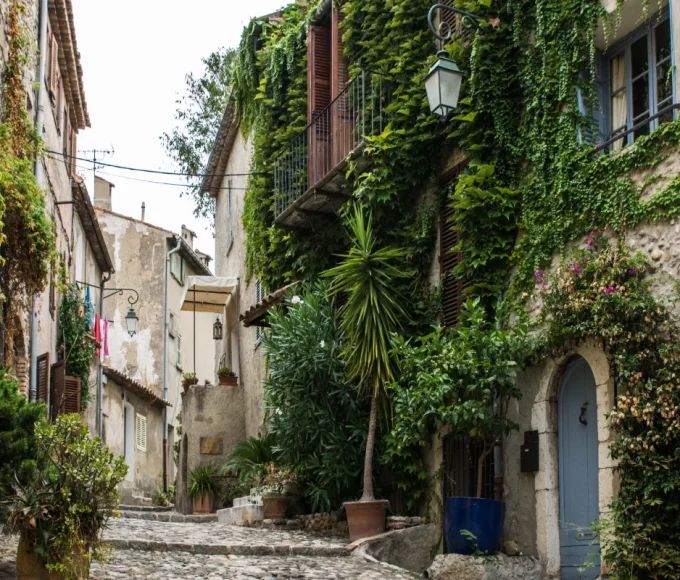 oubliez-antibes-et-cannes-decouvrez-ce-village-medieval-colore-de-la-cote-dazur-aux-paysages-epoustouflants