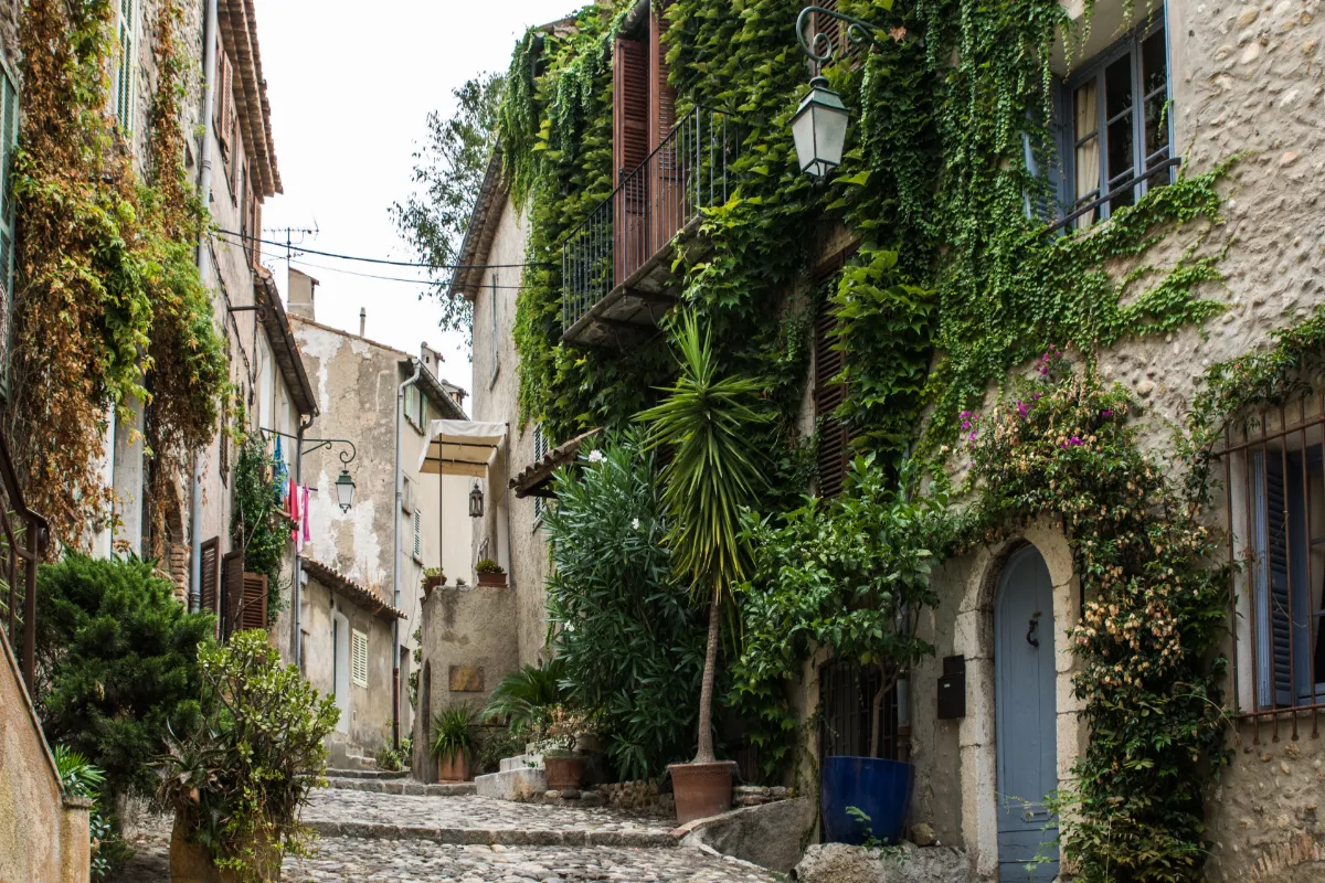 oubliez-antibes-et-cannes-decouvrez-ce-village-medieval-colore-de-la-cote-dazur-aux-paysages-epoustouflants
