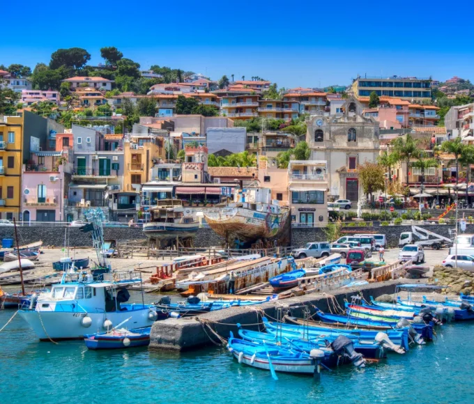 oubliez-palerme-et-syracuse-decouvrez-ce-village-sicilien-aux-paysages-a-couper-le-souffle-entre-eaux-turquoise-et-maisons-pittoresques
