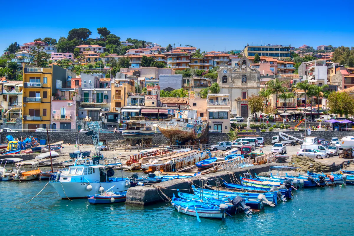 oubliez-palerme-et-syracuse-decouvrez-ce-village-sicilien-aux-paysages-a-couper-le-souffle-entre-eaux-turquoise-et-maisons-pittoresques