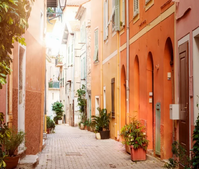 oubliez-sainte-maxime-et-saint-tropez-decouvrez-ce-village-moins-frequente-de-la-cote-dazur-avec-ses-plages-magnifiques